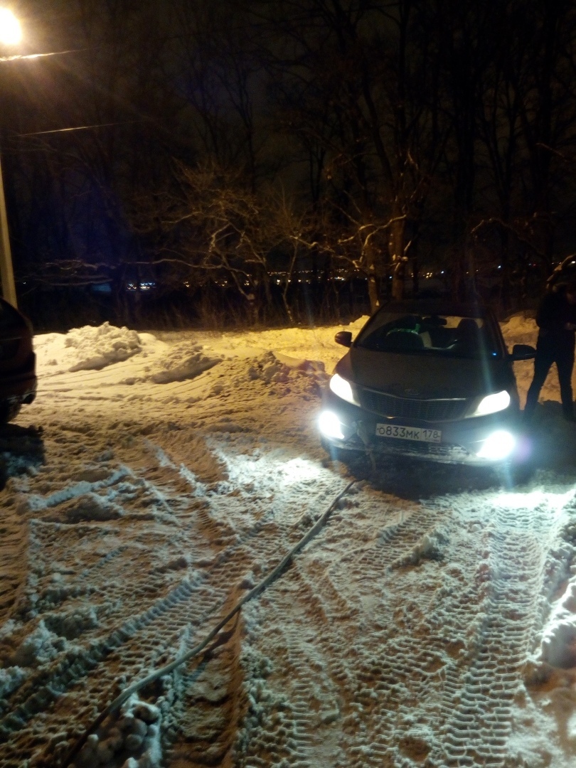 Эвакуировать из грязи или снега легковое авто стоит от 2000 рублей.